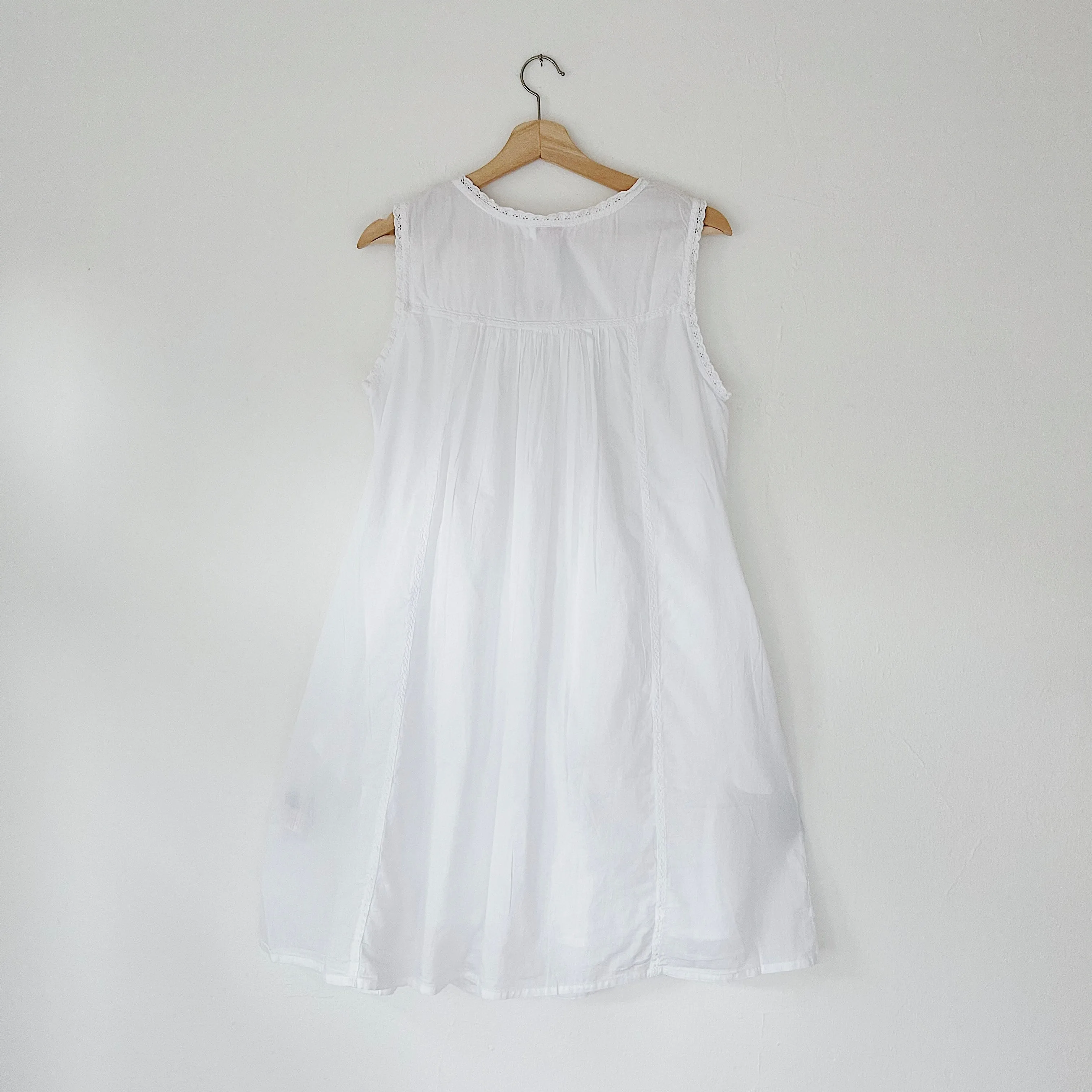 Sleeveless Pleated Front Chemise