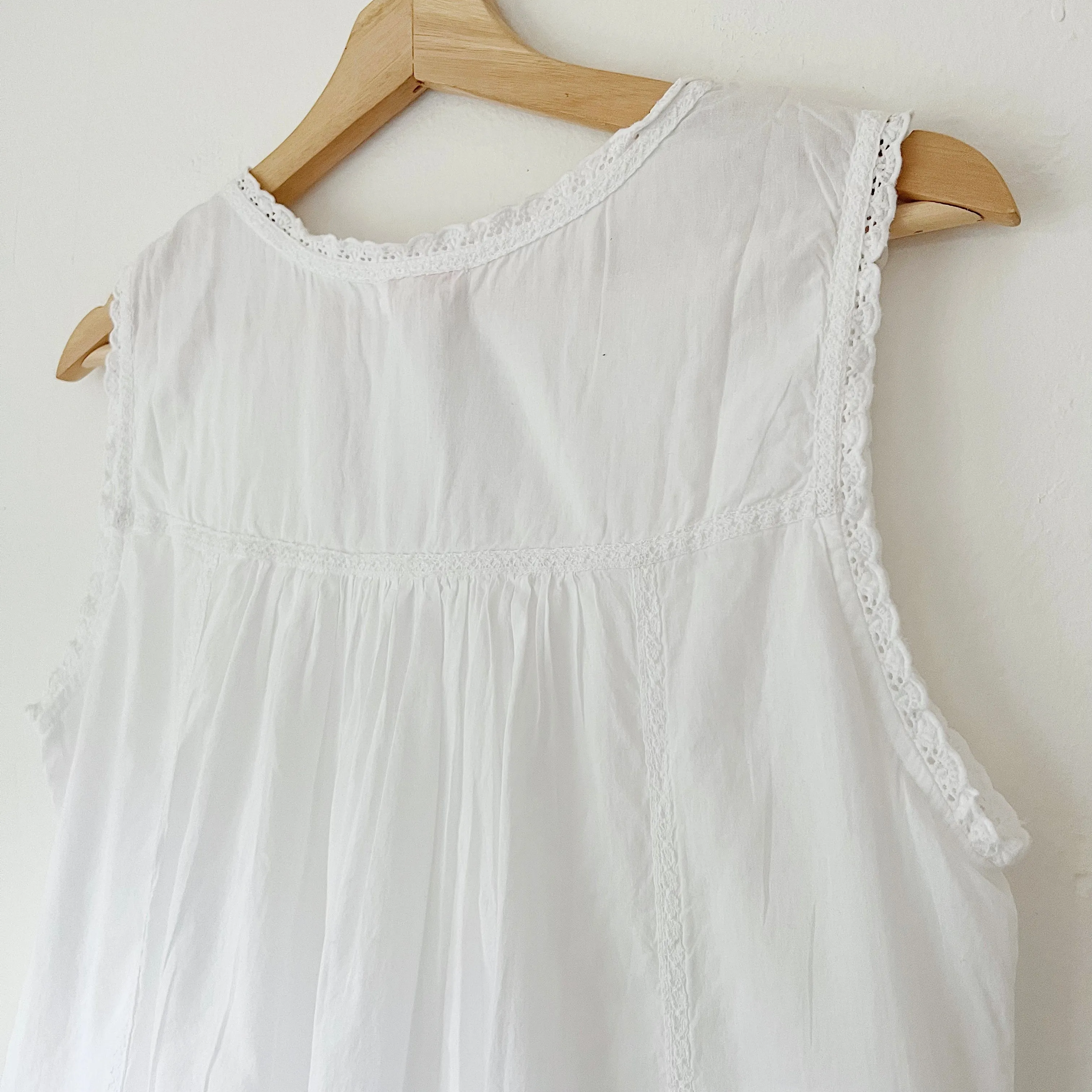 Sleeveless Pleated Front Chemise